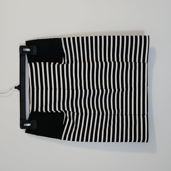Dynamite, small. Mini skirt, just above the knee. Black & white Stripes. - Picture 3 of 4